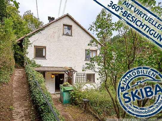 Sanierungsbedürftiges Zweifamilienhaus mit Blick über das Kesselinger Tal