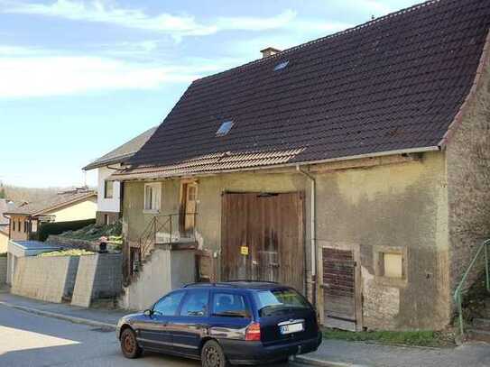 FACHWERKHAUS MIT INTEGRIERTER SCHEUNE, SCHOPF, INNENHOF UND KLEINEM GARTEN