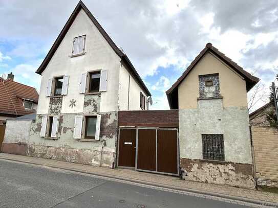 Einfamilienhaus mit Nebengebäude, Hof und kleinem Garten mit Gestaltungspotenzial an der Weinstraße