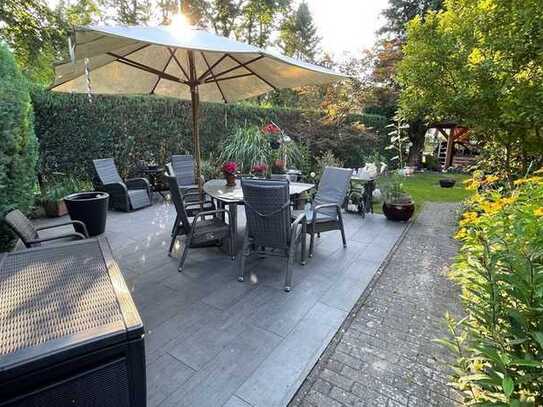 DOPPELHAUSHÄLFTE MIT GR. CARPORT, GEPFLEGTEM GARTEN & 2 TERRASSEN*SEP. HOME-OFFICE
