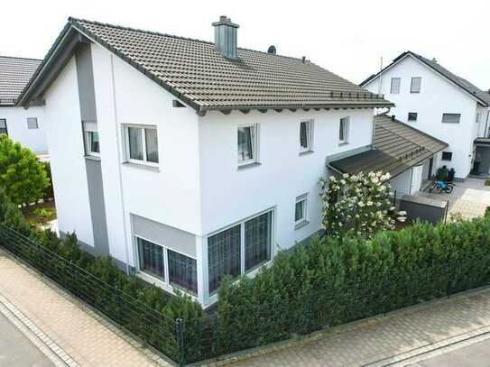 Modernes Einfamilienhaus in Ergolding: mit PV & Solarthermie, Baujahr 2017