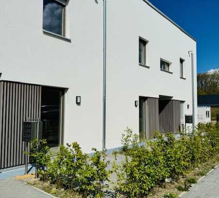Innovative 3 Zimmer, EG Wohnung mit 2 Bädern, 3 Terrassen, Fussbodenheizung, Neubau Erstbezug!