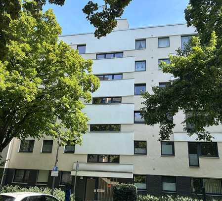 4-Zimmer-Wohnung mit Balkon ca 5 min zu Fuß zum KaDeWe in Berlin Tiergarten