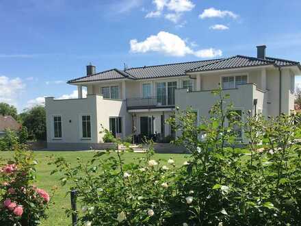 Beeindruckende Villa mit klarer Architektur in ruhiger Lage auf einem großzügigen Anwesen