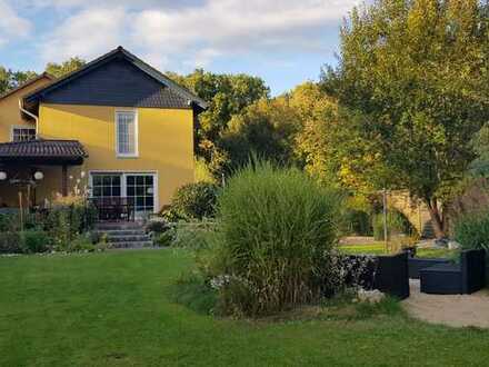 Zweifamilienhaus in Waldrandlage mit schön angelegtem Garten