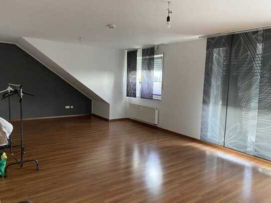 Großzügige 4 Zimmer DG-Wohnung mit Balkon in Rheinhausen-Bergheim