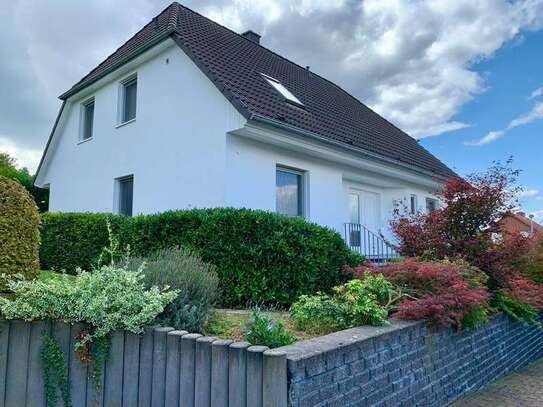 Gehobene und ruhige 3ZKB DG Wohnung Kamin, Klima, Fußbodenheizung am Waldrand in Echte