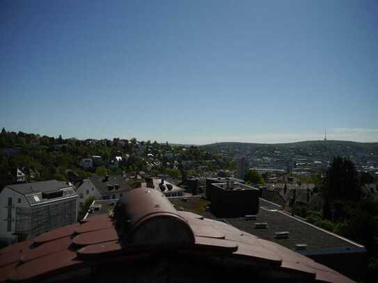 Halbhöhe mit Aussicht ! DG Maisonette mit Terrasse , EBK , sofort frei.