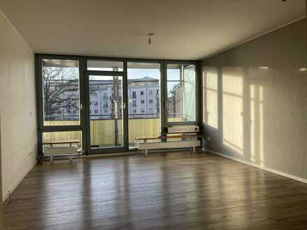 4-Raum-Maisonette-Wohnung mit Balkon und Einbauküche mit effektivem Grundriss nahe Großer Garten