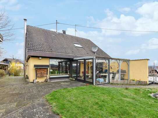 Zweifamilienhaus in Hennef: Ruhe & Ausblick, 1978, mit Doppelgarage & Garten