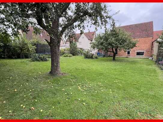 Doppelhaushälfte mit großzügigem Baufenster im Garten