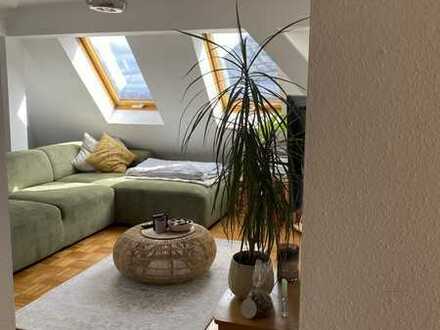 Helle 2,5-Zimmer-Wohnung mit Balkon und Einbauküche