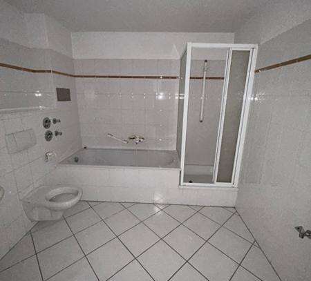 ***3-RAUM WOHNUNG*DUSCHE+WANNE*BALKON *AUFZUG*ERSTBEZUG NACH RENOVIERUNG***