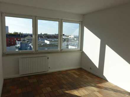 Modernisierte Wohnung mit fünf Zimmern sowie Balkon und Einbauküche in Darmstadt