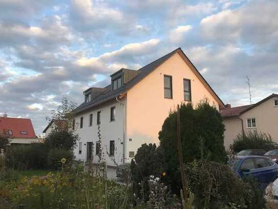 Mintraching, wunderschöne, neuwertige 2-Zimmer-EG-Wohnung mit Terrasse und zwei Außenstellplätzen