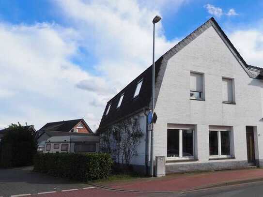 Modernisierte Doppelhaushälfte mit Garten und Garage.