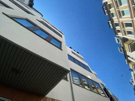 MODERNES BÜROHAUS ÜBER DREI EBENEN