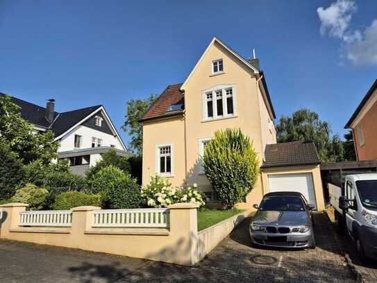 Freistehendes Zweifamilienhaus mit tollem Garten in bevorzugter Wohnlage