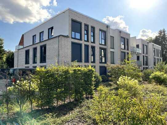 Hochwertig ausgestattete Neubau-Wohnung mit Süd-Balkon und Parkettböden in ruhiger, idyllischer Lage