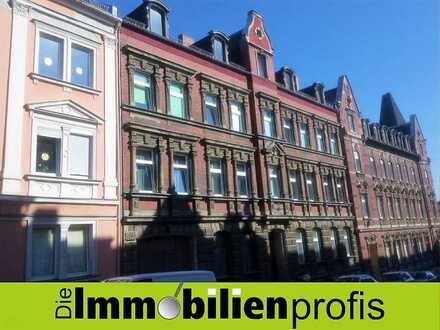 Sanierte Altbauwohnung mit Balkon und Einbauküche