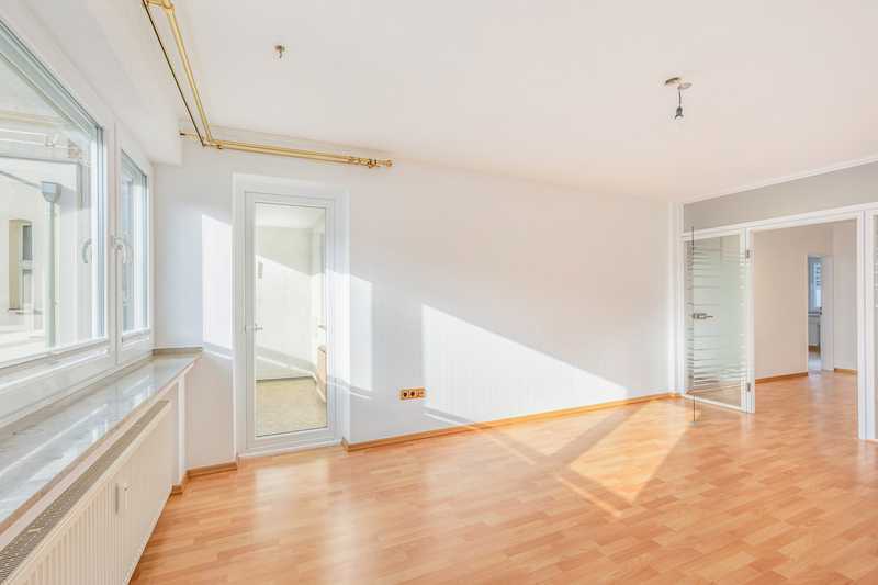 Bezugsfreie lichtdurchflutete 3-Zimmer-Wohnung mit Balkon und Garage in Toplage von Nippes