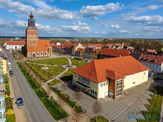 Dr. Lehner Immobilien NB-
Erlebniszentrum mit Bistro und Bühne