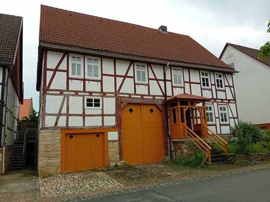 Fachwerkhaus im Ortskern von Breuna Wettesingen mit kleiner Landwirtschaftsfläche direkt am Ortsrand