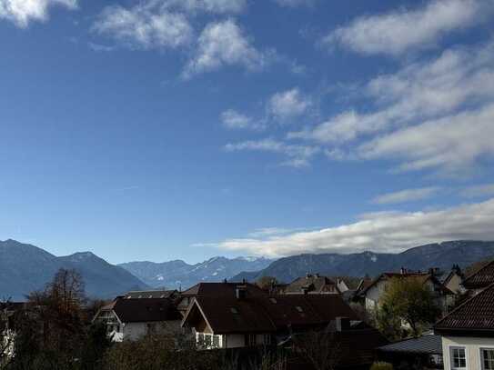 PROVISIONSFREI! Gut vermietete 2-Zimmer-DG-Wohnung mit traumhaftem Bergblick, im Zentrum von Murnau