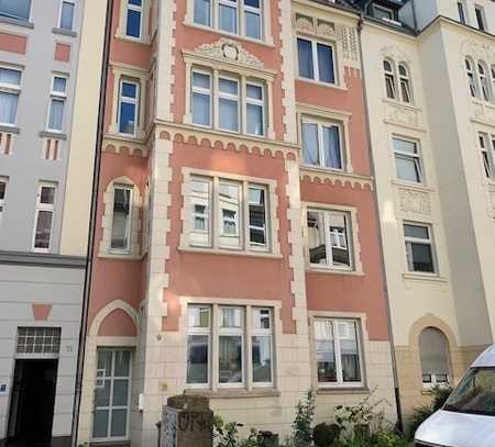 Freundliche 2-Zimmer-Dachgeschosswohnung mit Balkon im beliebten Klinikviertel