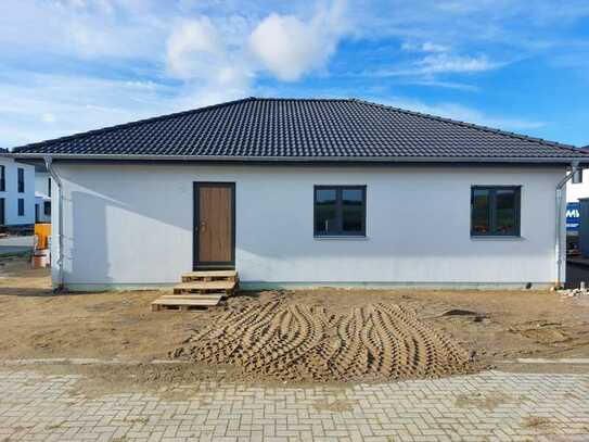 !Neubau! Energieeff. Bungalow A+ mit WP in Wismar auf 736 qm Grundstück. Prov. frei.