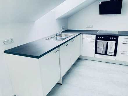 Erstbezug mit Einbauküche:stilvolle teilmöblierte 3-Zi-DG-Wohnung, WG geeignet (Strom PV-Anlage)