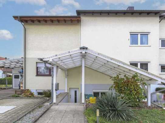 Vermietete 4-Zimmer-Wohnung im Souterrain mit großer Terrasse, 3 Freistellplätze und 1 Carport