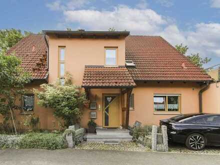 Gepflegtes Zweifamilienhaus mit viel Platz in schöner Hanglage
