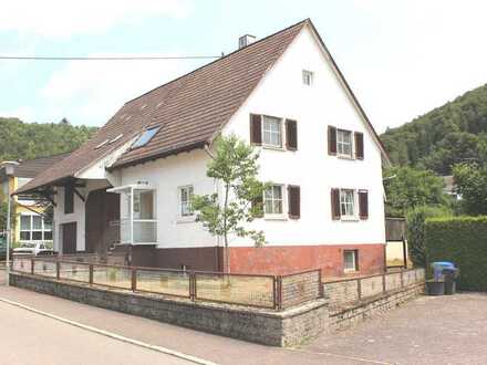 Wohnhaus mit Balkon, Scheune und Garagen in Haigerloch - Bad Imnau - Bad-Imnau - großes Grundstück