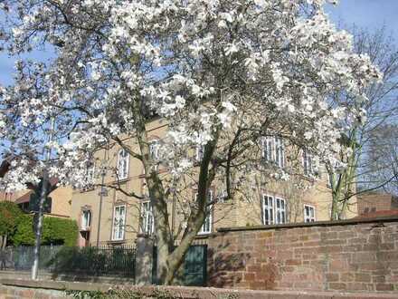 Für 1-2 Personen: Altbau-Wohnung In Denkmal-Villa