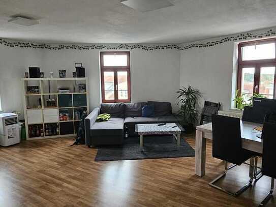 *TIPP* Schönes DG- Apartment mit EBK, Laminat, Aufzug....! Nutzen bis ins hohe Alter*