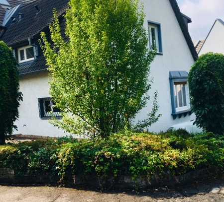 Einfamilienhaus mit Balkon und Terrasse im 50er-Jahrestil