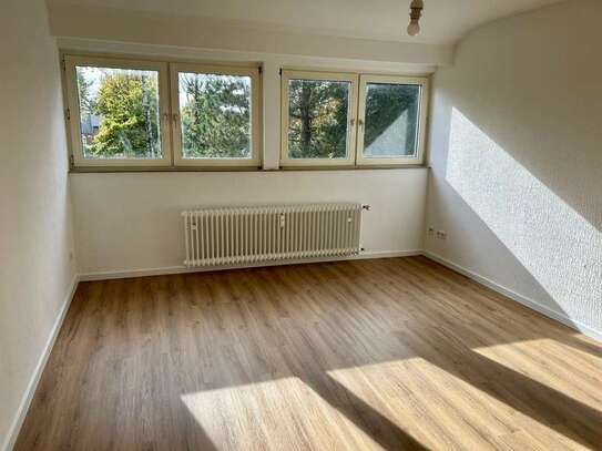 SONNIGE 3-ZIMMER-WOHNUNG IM DACHGESCHOSS (KEIN BALKON)