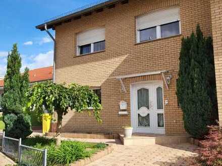 Schöne, großzügige Doppelhaushälfte mit Garten, Garage, uvm.