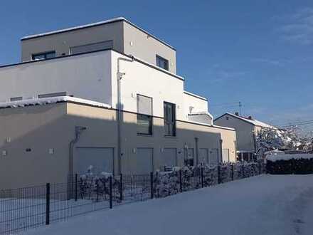Geschmackvolle Wohnung mit zwei Zimmern sowie Balkon und Einbauküche in Ingolstadt