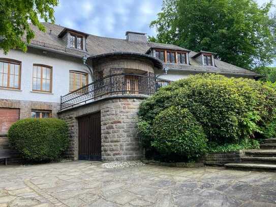 585.000€ für ein parkähnliches Grundstück mit ca. 3.000m² - Villa - umsonst dazu?