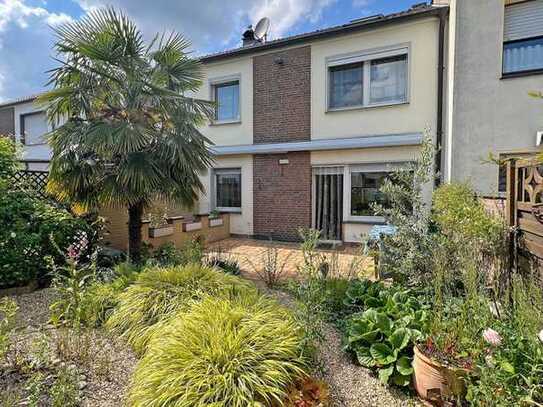 Hier wartet Ihr neues Eigenheim: Reihenmittelhaus mit tollem Gartengrundstück und Garage in Xanten!