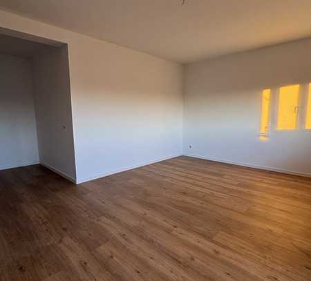 Erstbezug nach Sanierung / 1,5 Zimmer mit Balkon Südseite 2. Etage/ Super Lage!