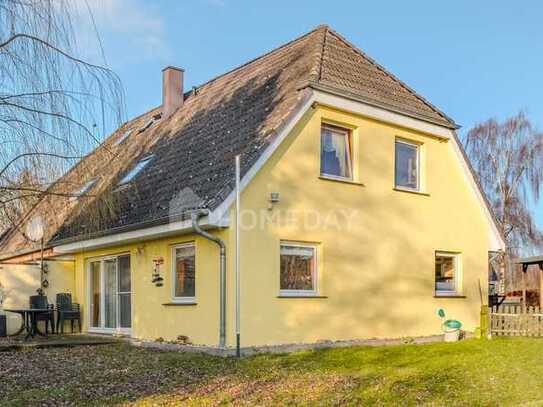 Am Feldrand und idyllisch gelegen: DHH mit Südterrasse, EBK + Carport | Gepflegt | Großes Grundstück