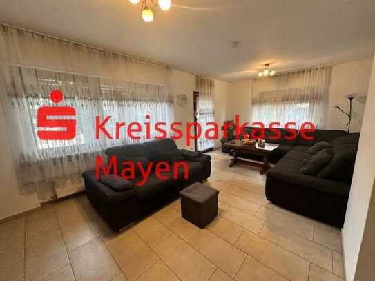 Geräumiges Zweifamilien-Reihenhaus mit Terrasse, Balkon und 2 Garagen