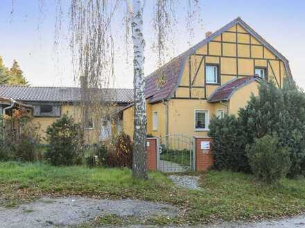 Viel Charme unweit des Seeufers: EFH mit ELW und Nebengebäude in schöner Lage von Friedland