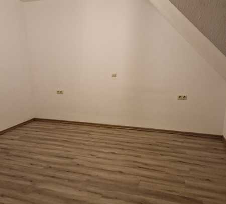 2-Zimmer-DG-Wohnung mit Balkon und EBK in zentraler Lage in Künzelsau