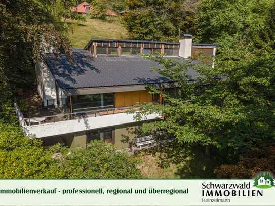 Immobilienrarität: Wohnhaus mit besonderer architektonischen Note in Aussichtslage im Schwarzwald