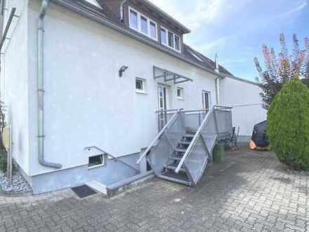 5586 - Kleines Hinterhaus mit Außensitzplatz und Einbauküche in Eggenstein!