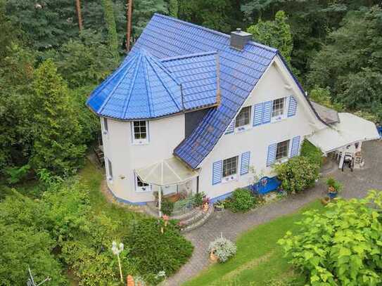 Elegantes EFH mit Nebengelass unweit vom See, mit märchenhaftem Garten